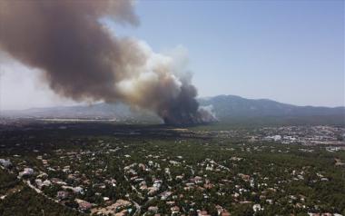 Τι αναφέρει το meteo για την πυρκαγιά στη Βαρυμπόμπη: Ακραία συμπεριφορά πυρός