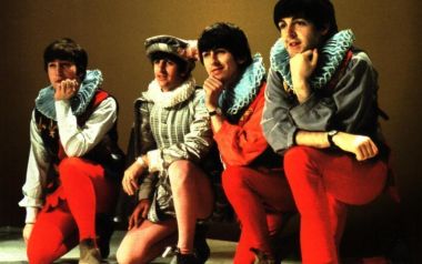 1964: Οι Beatles παίζουν Shakespeare το ‘A Midsummer Nights Dream’ για την Βρετανική TV, o John στον γυναικείο ρόλο της Thisbe