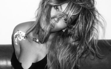 Η Beyonce φωτογραφίζεται με μία σειρά από ψεύτικα tatoos...