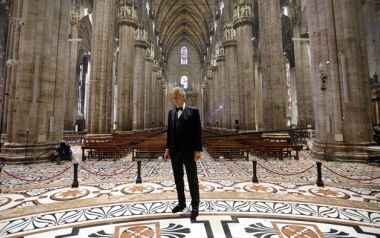 Andrea Bocelli: Ο εθνικός τραγουδιστής της καταρρακωμένης Ιταλίας