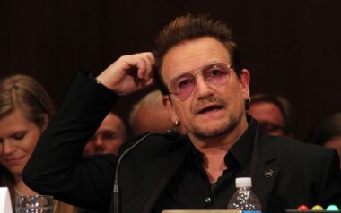 O Bono ζητά από την Γερουσία των ΗΠΑ να στείλει κωμικούς για την καταπολέμηση του βίαιου εξτρεμισμού...