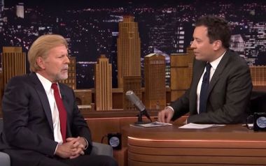 Ο Bruce Willis με μαλλιά τύπου 'Donald Trump' στον Jimmy Fallon...