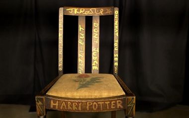 Αυτή η καρέκλα της J.K. Rowling αξίζει περισσότερα και από ένα ακριβό σπίτι...
