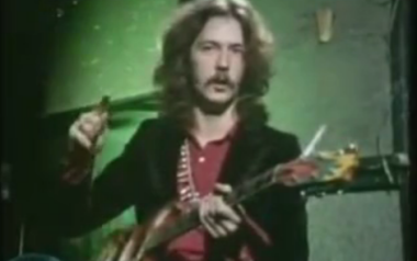 Ο Eric Clapton σε ηλικία 23 ετών αποκαλύπτει τα μυστικά της κιθάρας...