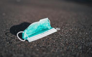 Γέμισαν οι δρόμοι πεταμένες μάσκες από αυτούς που περιφρονούν τις ζωές των άλλων