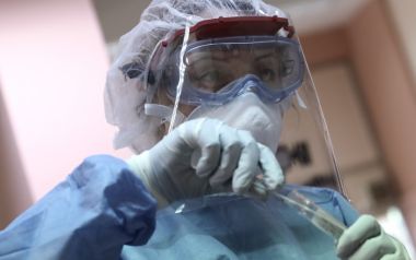 Υπάρxει λόγος σοβαρός να προσέχουμε: 606 διασωληνωμένοι και 121 θάνατοι