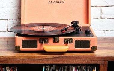 43 χρόνια πριν άρχισε ένας κεραυνοβόλος έρωτας που κρατάει μέχρι σήμερα.