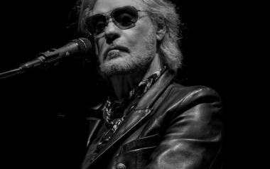 Ο Daryl Hall διασκευάζει Eurythmics’ “Here Comes The Rain Again”