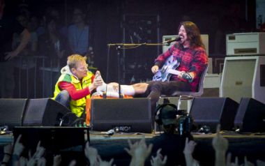 Έσπασε το πόδι του στην Σουηδία ο Dave Grohl