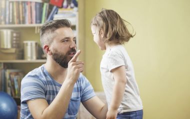 «Κάνε αυτό που σου λέω» – Και άλλες 9 φράσεις που δεν πρέπει να λέμε στα παιδιά