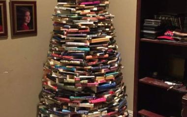 Χριστουγεννιάτικο δένδρο με βιβλία