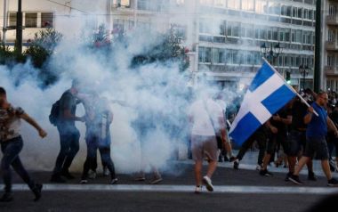 Επεισόδια στη συγκέντρωση των αντιεμβολιαστών στο Σύνταγμα