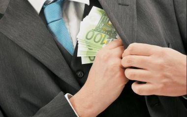 'Εις υγείαν των κορόιδων'!