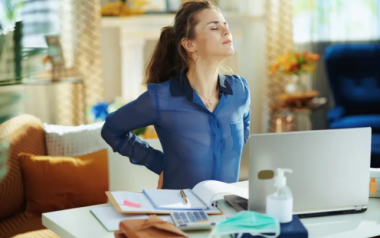 4 απλές ασκήσεις γυμναστικής που πρέπει να κάνουμε ενώ δουλεύουμε από το σπίτι