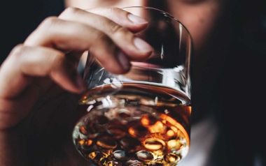 Ακόμη και η μέτρια κατανάλωση αλκοόλ αυξάνει τον καρδιαγγειακό κίνδυνο