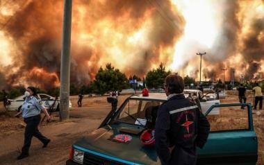 Χιλιάδες Έλληνες ζουν εφιαλτικές στιγμές, η φωτιά είναι ανεξέλεγκτη σε πολλά σημεία της χώρας