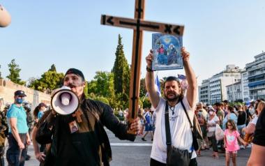 Με σημαίες, σταυρούς και καταγγελίες για… τσιπάκια βγήκαν στους δρόμους αντιεμβολιαστές σε Αθήνα – Θεσσαλονίκη