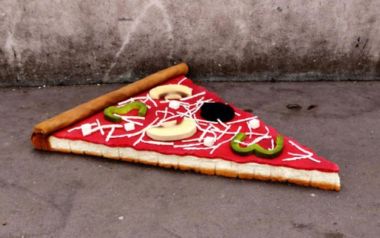 Καλλιτέχνης δημιουργεί φαγητά στους δρόμους του Παρισιού, χρησιμοποιώντας εγκαταλελειμμένα στρώματα...