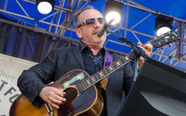 O Elvis Costello ζήτησε από τα ραδιόφωνα να μην παίζουν πια το Oliver's Army λόγω των στίχων του