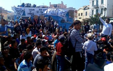 Χιλιάδες μετανάστες κάνουν διαδήλωση για να φύγουν από τη Λέσβο