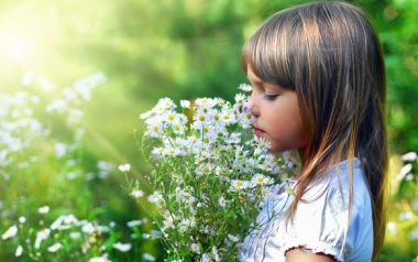 Tι ζητάει ένα παιδί από τη μαμά και τον μπαμπά του και προσπαθεί με κάθε τρόπο να τους το πει