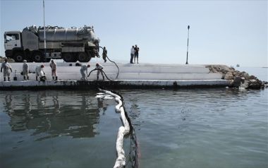 Κομμάτια πετρελαιοκηλίδας κοντά στις ακτές της Φρεαττύδας