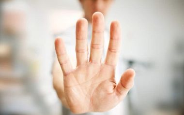 5 σημάδια ότι δίνετε πάρα πολλά στους άλλους και κινδυνεύετε να σας εκμεταλλευτούν. Προσοχή στο 3ο!