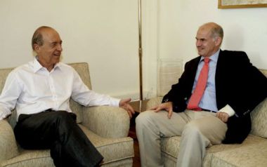 Αντιπαράθεση Κ. Σημίτη – Γ. Παπανδρέου για το πρώτο μνημόνιο