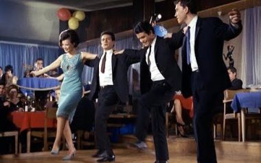 Η Τζένυ Καρέζη χορεύει χασάπικο