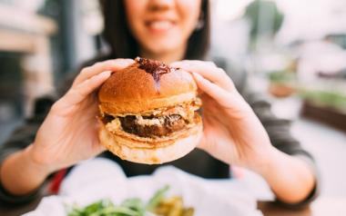 Οι τροφές που προκαλούν κατάθλιψη και «κόβουν» χρόνια από τη ζωή μας