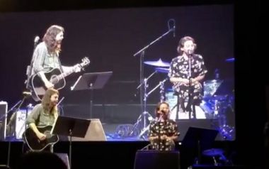 O Dave Grohl των Foo Fighters διασκευάζει με τις κόρες του Adele κα