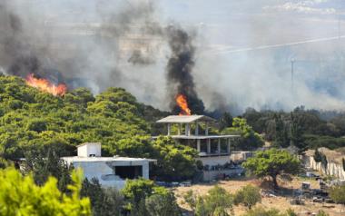 Φωτιά στην Κερατέα: Καίγονται σπίτια -Εκκενώνονται Ανάβυσσος, Παλαιά Φώκαια 