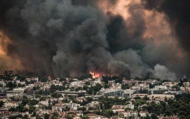 Φωτιά στην Βαρυμπόμπη: Πυροσβέστες, δύσκολο το έργο τους, όπως και της κυβέρνησης