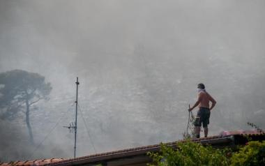 Ατελείωτο το μαρτύριο με τις φωτιές, ανεξέλεγκτη η φωτιά στα Βίλια