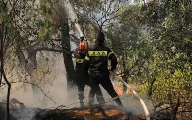 Εκτός ελέγχου η φωτιά στη Σταμάτα: Στα σπίτια η πυρκαγιά