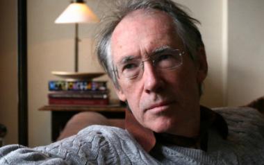 Ίαν Μακ Γιούαν: Γυναίκες και άντρες πέρα από τις προφανείς διαφορές στη φυσιολογία τους είναι ουσιαστικά οι ίδιοι...