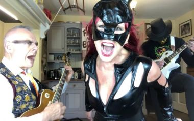 Robert Fripp, Toyah Willcox τραγουδούν Scorpions’ ‘Rock You Like A Hurricane’