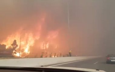 Καίγονται σπίτια στην Κινέτα, ανεξέλεγκτη η φωτιά, διακοπή κυκλοφορίας στην εθνική