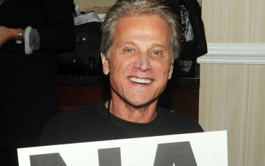 Gary DeCarlo τραγουδιστής στο  'Na Na Hey Hey Kiss Him Goodbye' πέθανε 75 ετών