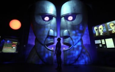 Η υπέροχη νέα έκθεση των Pink Floyd στο Λονδίνο - «Pink Floyd, Their Mortal Remains»