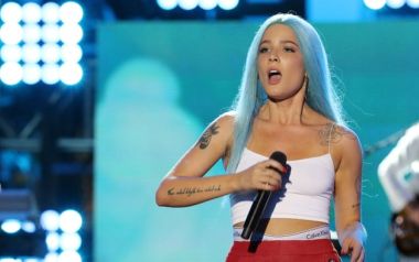 Halsey, η πρώτη γυναίκα στο Νο 1 των άλμπουμ στην Αμερική για φέτος