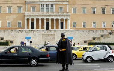 Ελλάς: Η σύγχρονη Gotham City περιμένει μάταια τον Batman