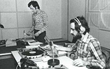 Ενα όμορφο τραγούδι που σε ταξιδεύει προς το καλοκαίρι, ο Γιάννης Πετρίδης και το Γαλλικό τραγούδι στην ΕΡΤ