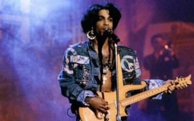 Prince 12 ώρες μετά τον θάνατο του στο Νο 1 άλμπουμ
