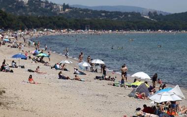 'Βουτιά και τάληρο' στις πλαζ – Στα ύψη οι τιμές