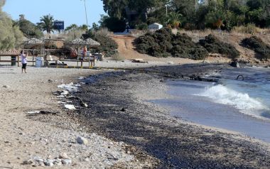 Μέχρι το Καβούρι έφτασε η πετρελαιοκηλίδα   