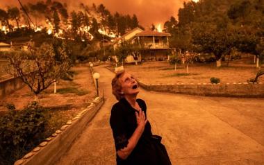 Η σπαρακτική κραυγή μιας ηλικιωμένης  - Η εικόνα αποτυπώνει όλη την οδύνη των κατοίκων της Β. Εύβοιας