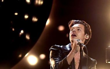 Η ερμηνεία του Harry Styles στα βραβεία Grammy ήταν το αποκορύφωμα της χθεσινής βραδιάς