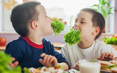 6 βήματα για να μάθετε στο παιδί να τρώει σωστά