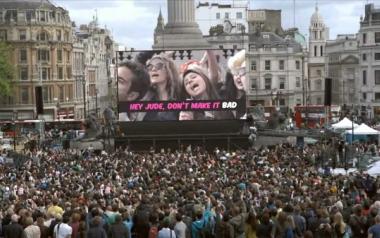 Hey Jude από χιλιάδες ανθρώπους στην πλατεία Trafalgar
